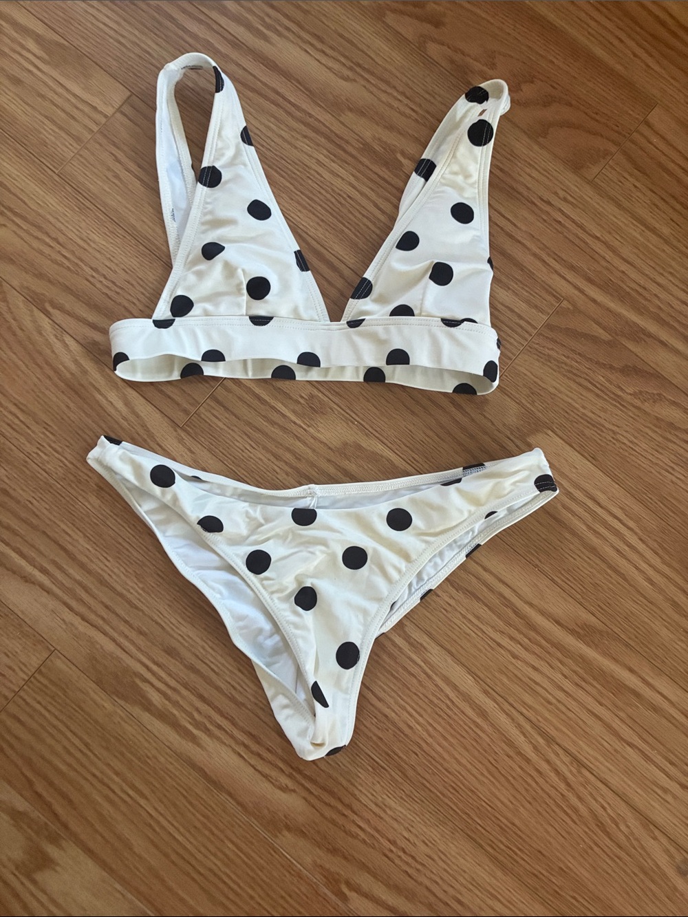 10/25$ 🧁 White Polka Dot Bikini Set - Black Dots